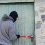 złodziej w kominiarce kradzież z włamaniem